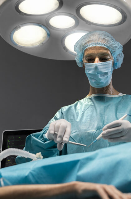 外科医生在医院做的手术外科手术桌子