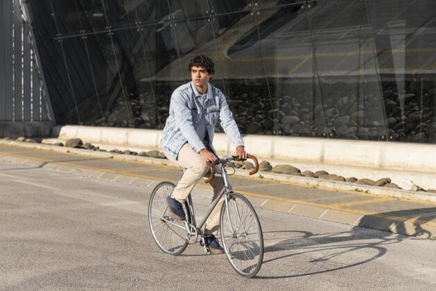 自行车在户外骑自行车的年轻人环保年轻车辆