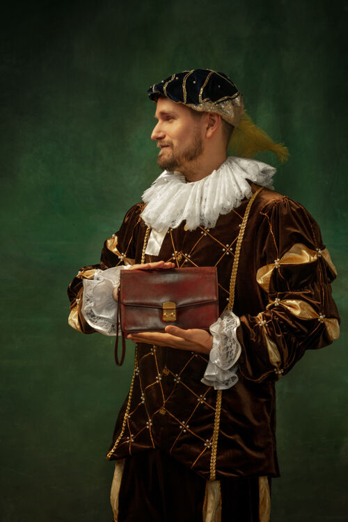 城堡商人的包中世纪年轻人穿着古董衣服站在黑暗的背景上的肖像作为公爵 王子 皇室的人的男模时代 现代 时尚的比较概念比较古代中世纪
