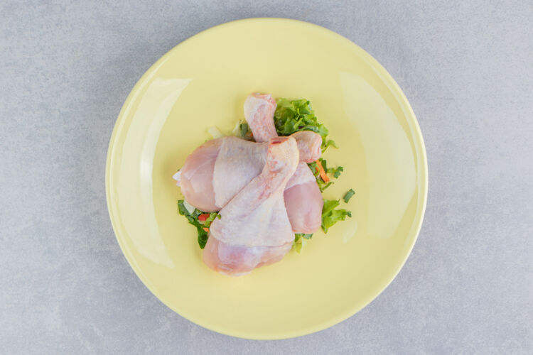 美味三只绿鸡腿 在盘子里 在白面上农业有机肉类