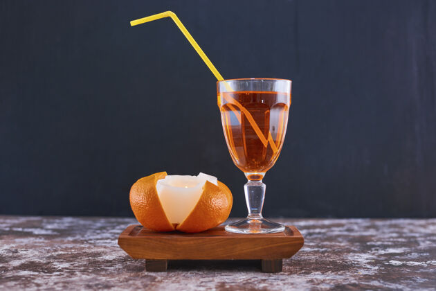 餐厅橙色和一杯橙色的玻璃管在木板上的大理石在中间高品质的照片中心刷新酒精