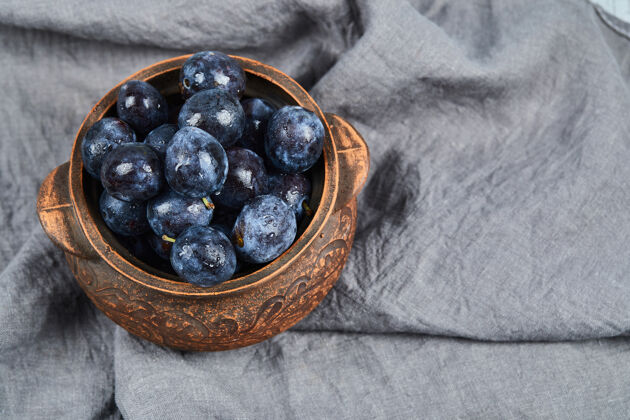 餐桌花园李子在一个灰色桌布碗高品质的照片浆果美味美味