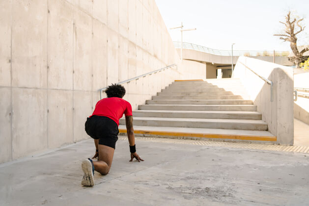年轻黑人运动员准备在街上户外跑步准备肖像训练
