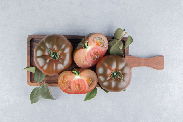 美味在板子上 大理石表面上放些西红柿番茄风味健康