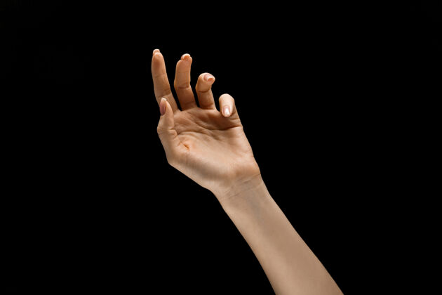 关系夜晚的触摸在黑色的工作室背景上展示一种孤立的女性手触摸的姿势人类情感 情感 生理学或商业的概念触摸消极女性