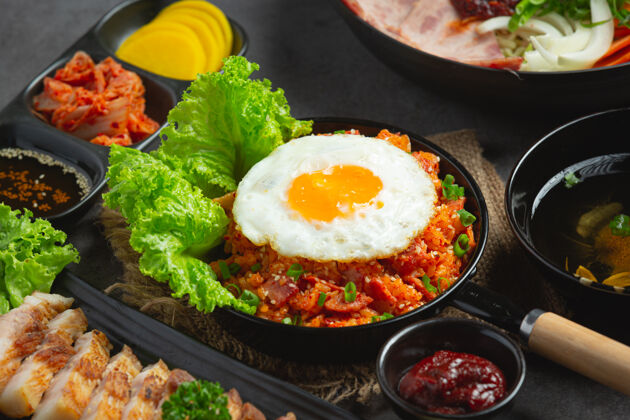 韩国韩国菜泡菜炒饭配煎蛋胡椒餐厅蛋白质