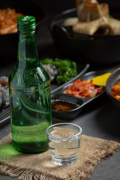 文化菜单上有烧酒瓶和韩国小菜透明市场货架