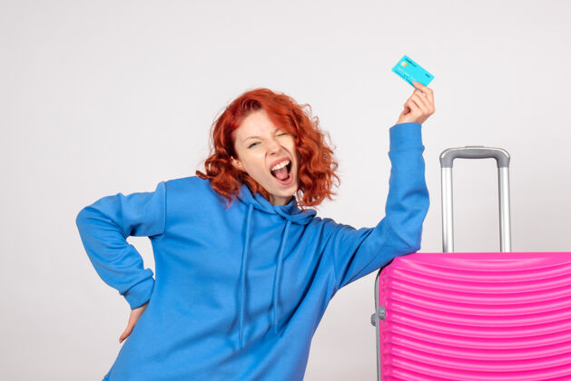 颜色正面是带着粉色包和银行卡的女游客情感信用卡年轻