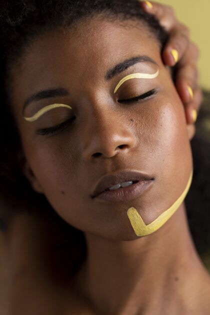 非洲女人非洲女人的美丽肖像 带着民族的妆容闭着眼睛非洲民族女性