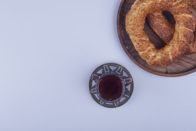 糕点土耳其猿猴在一个木制的盘子里与一杯茶 顶视图高质量的照片饼干东方美味