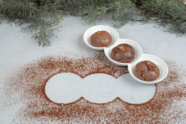 可可一个白色的盘子里放着巧克力饼干和可可粉面包房粉末糕点