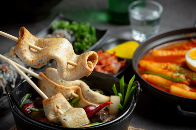 面粉桌上有韩国鱼糕和蔬菜汤传统小吃球