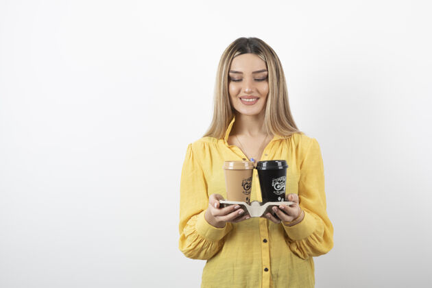 茶年轻女子微笑着端着咖啡的画像肖像杯子盖子