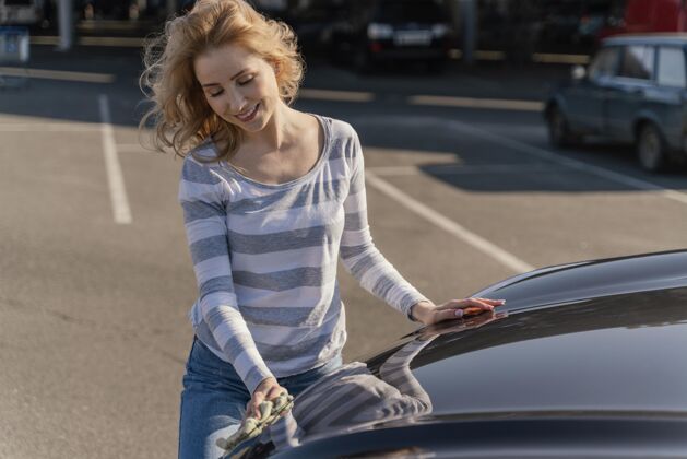 司机笑脸女人在外面洗车成年人女人女性