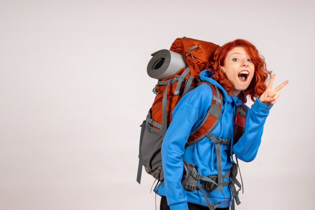 年轻女游客背着背包上山旅游人肖像成人