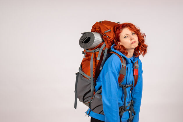 美丽女游客背着背包上山旅游自然人快乐