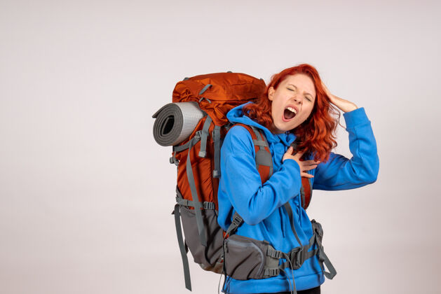 人女游客背着背包上山旅游人背包肖像