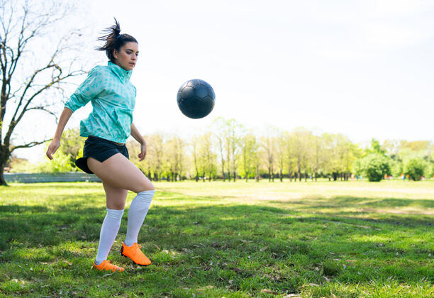玩耍年轻女子练习足球技巧和玩足球把戏的画像女子训练活跃