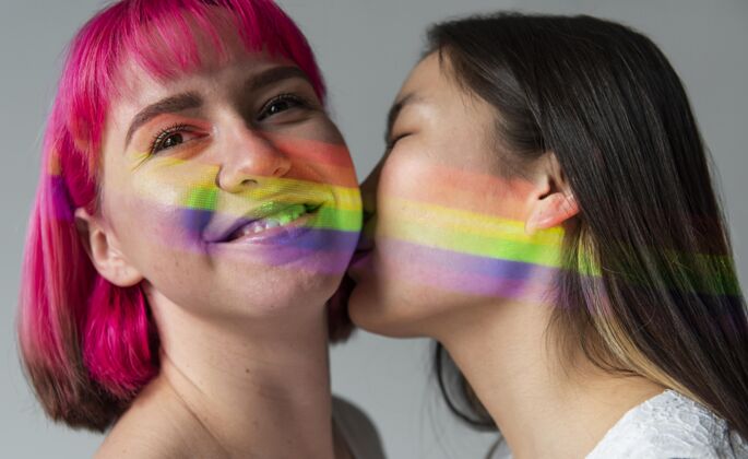 权利有彩虹符号的女情侣爱同性恋庆祝