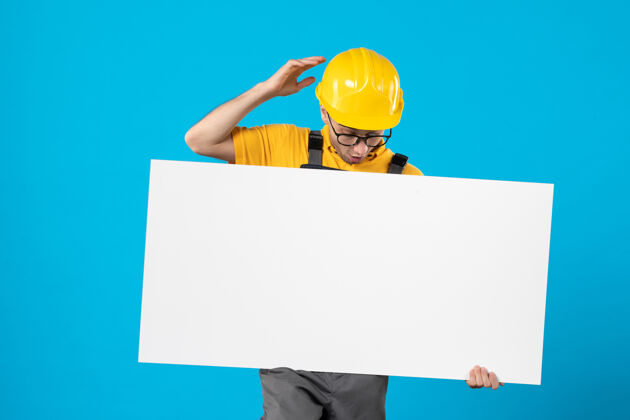 计划前视图男性建筑工人穿着黄色制服 蓝色平面图职业男性建设者人