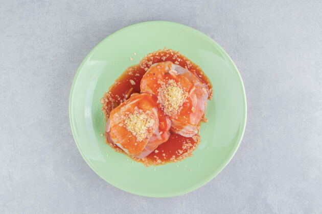 盘子在盘子上放上带香料的番茄酱肉 放在白色的表面上鸡肉美味番茄酱