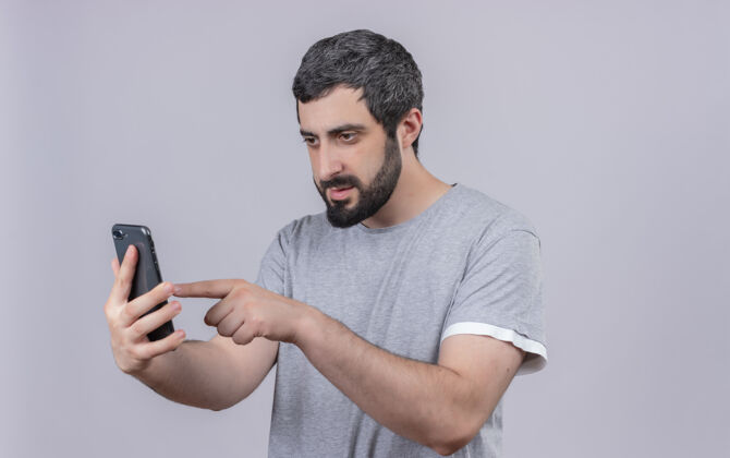 手机年轻英俊的白人男子用他的手机在白色背景上孤立的复制空间手机年轻帅气