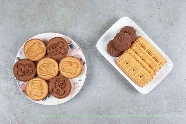 饼干两盘自制饼干放在大理石背景上高品质照片美味早餐烘焙食品
