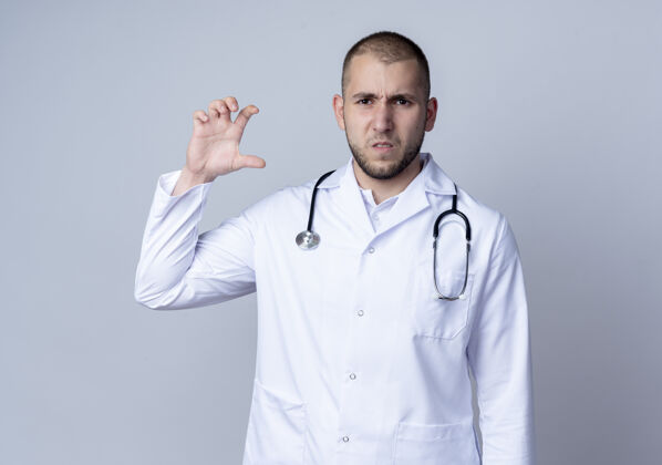 不愉快年轻的男医生穿着医用长袍 脖子上戴着听诊器 在白色背景上显示出孤立的大小男性大小医疗