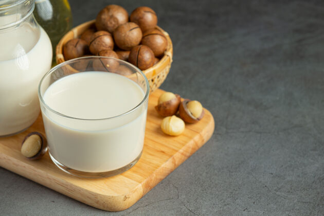 蛋白质澳洲坚果白牛奶即可食用碳水化合物混合物幼苗