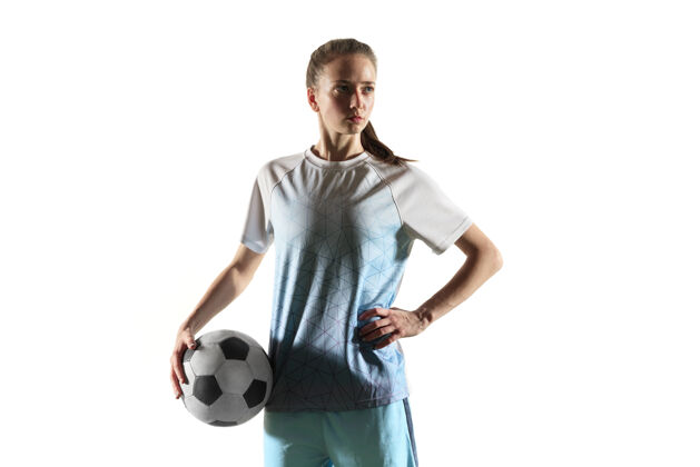 靴子年轻的女足球运动员或足球运动员 长发 运动服和靴子 站在白色背景上 球与外界隔绝健活方式 职业运动 爱好的概念活跃专业比赛