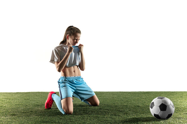 反弹年轻的女足球运动员或足球运动员 长发 运动服 靴子 坐在白色背景上 球与外界隔绝健活方式 职业运动 爱好的概念专业运动球员
