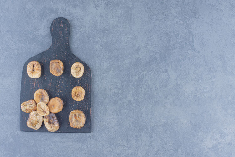 健康杏干在木板上 大理石背景上板美味风味