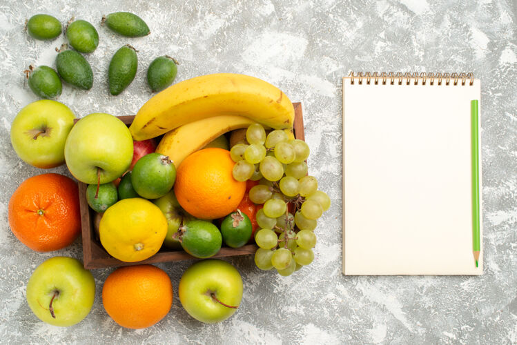 生的顶视图新鲜水果组成香蕉 葡萄和白底飞珠 水果醇厚 维生素健康 新鲜成熟观点菲乔可食用的水果