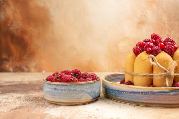 甜点混色桌上新鲜出炉的水果软蛋糕的水平视图成熟美食覆盆子