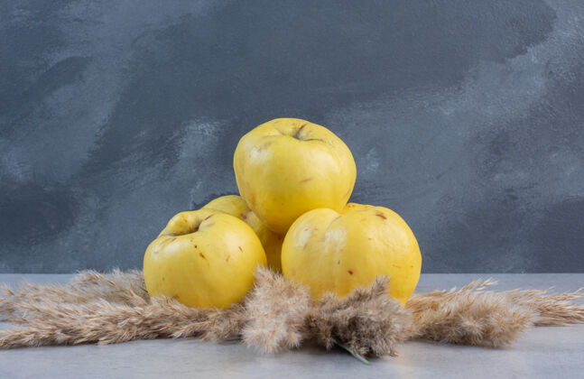水果灰色背景上新鲜成熟的有机木瓜的特写照片天然美味餐桌