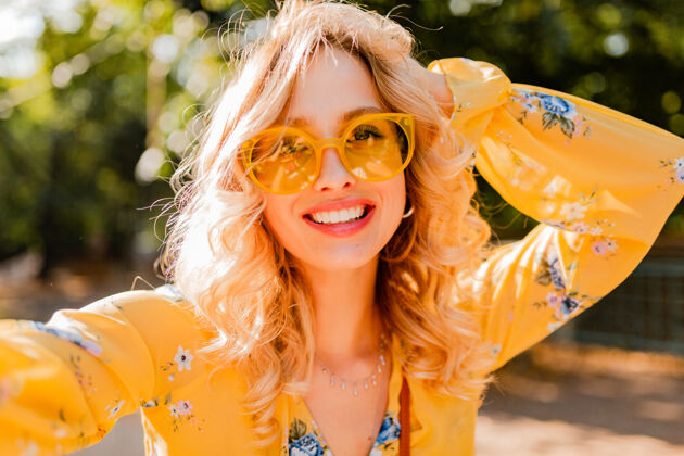 黄色美丽的金发时尚微笑的黄色女衬衫戴墨镜自拍照片的肖像肖像头发女性