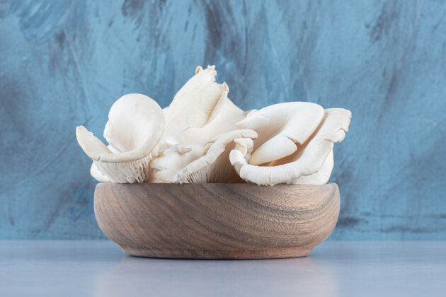 自然一碗美味的有机牡蛎蘑菇 背景是五颜六色的 健康观点烹饪
