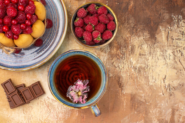烹饪热凉茶的俯视图混合色桌上的水果巧克力软蛋糕盘子头顶软蛋糕