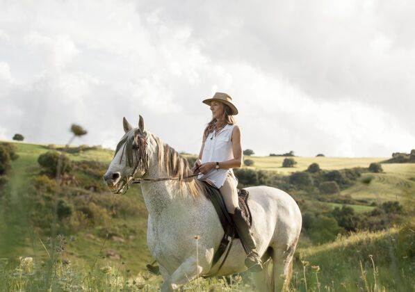 复制空间女农民骑马自然侧视图庄园骑马女人