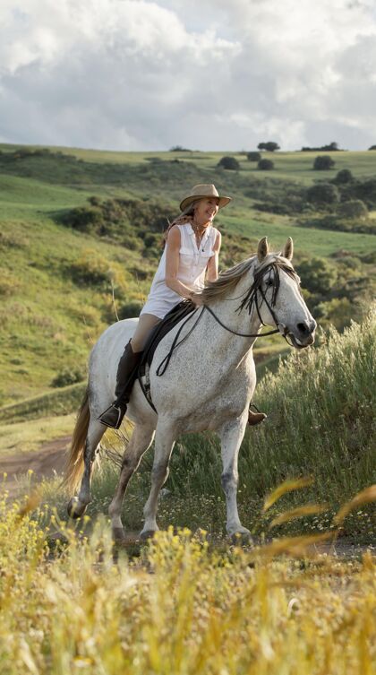 女人女农场主骑马在大自然户外农场生活乡村骑马