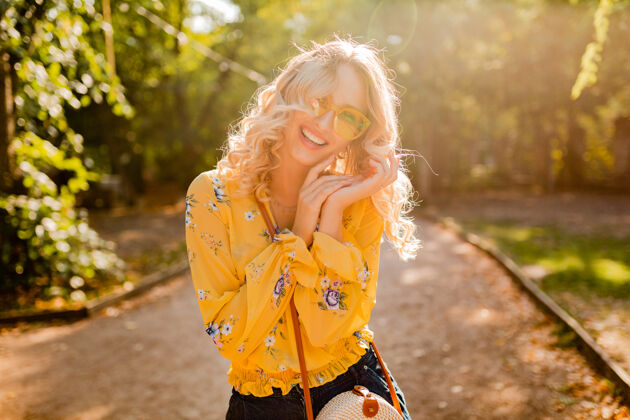 时尚美丽的金发时尚微笑的女人穿着黄色衬衫戴着太阳镜的肖像肖像光女性