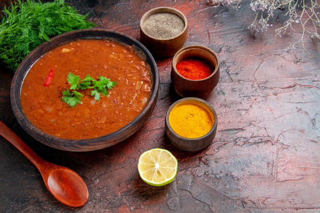 美食棕色碗中的经典番茄汤和混色桌上的不同香料的水平视图午餐不同食物