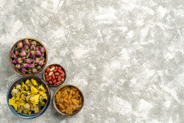 葡萄干顶视图干花与坚果和葡萄干上的白色背景坚果葡萄干花植物干的传统香料