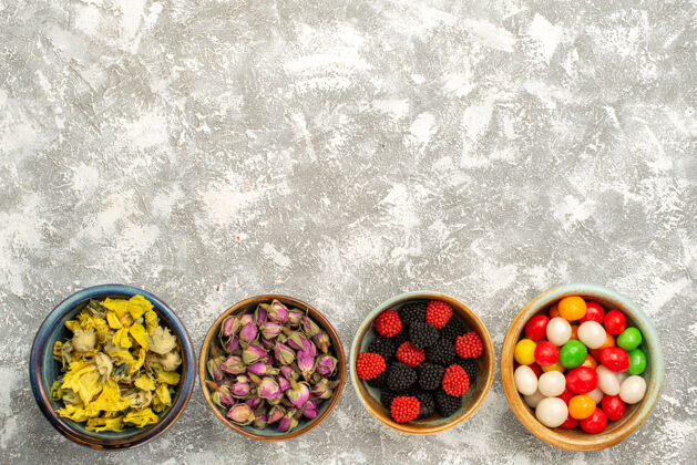 颜色顶视图干花与糖果和浆果的白色背景糖果饼干饼干茶糖饼干甜饼干顶部配置