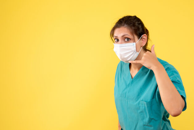 大流行正面图黄色背景上穿着医用衬衫和无菌口罩的女医生衬衫消毒封面