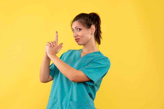 健康前视图黄色背景上穿着医用衬衫的女医生人视图成人