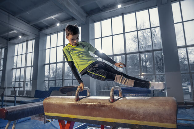 活跃少男体操运动员在健身房训练 灵活好动技能腿男性