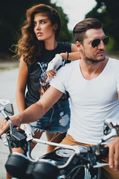 夏天骑摩托车恋爱的年轻夫妇自然情侣感觉