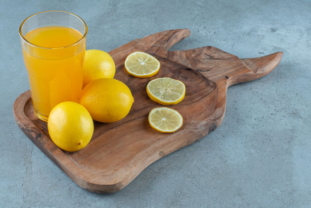 玻璃一杯鲜柠檬橙汁木板柑橘柠檬