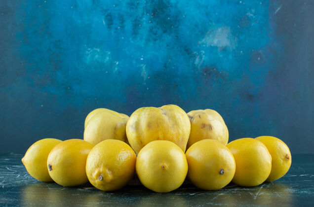 新鲜美味的木瓜和柠檬放在大理石桌上木材水果柠檬